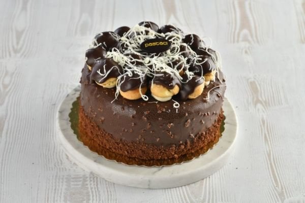 MUZLU ÇİKOLATALI PROFİTEROLLÜ PASTA
